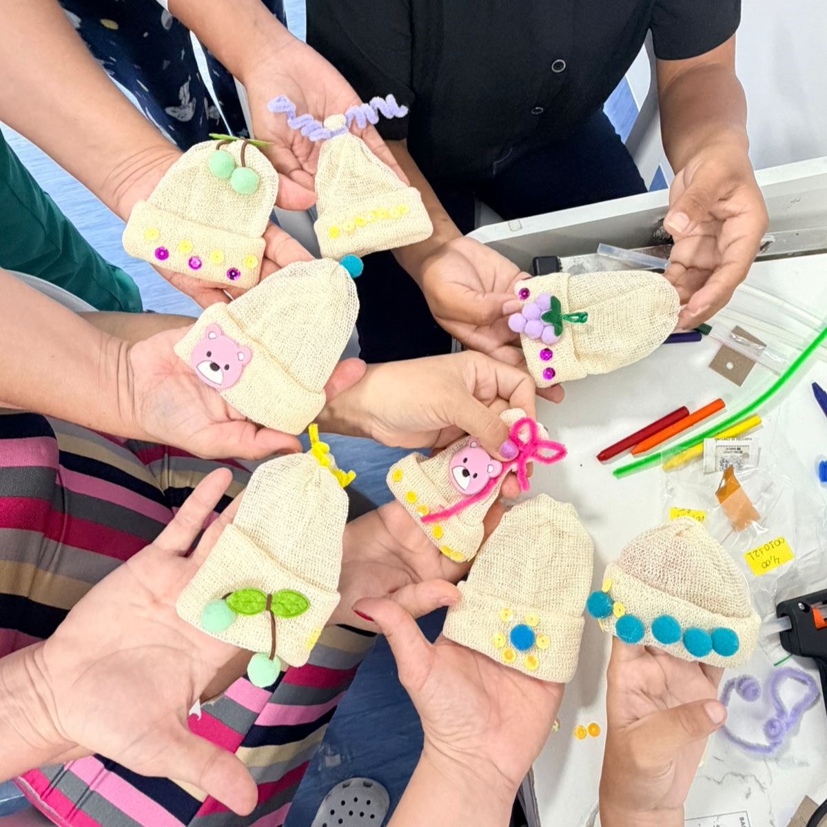 NA MATERNIDADE - Mães confeccionam touquinhas malucas para bebês prematuros